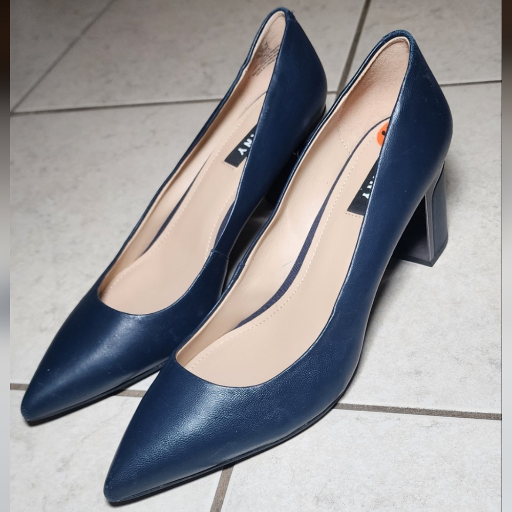 DKNY Women's Leather Navy Blue Pumps